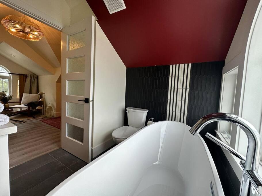 Heritage-Inspired Guesthouse - Luxe Bath & Elegant Ceilings Edmonton Dış mekan fotoğraf