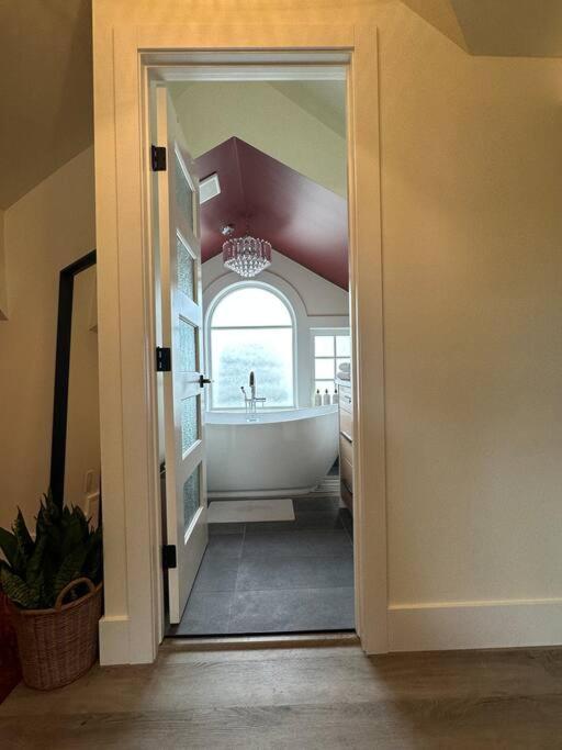 Heritage-Inspired Guesthouse - Luxe Bath & Elegant Ceilings Edmonton Dış mekan fotoğraf