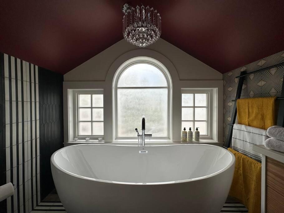 Heritage-Inspired Guesthouse - Luxe Bath & Elegant Ceilings Edmonton Dış mekan fotoğraf