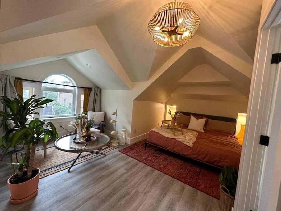 Heritage-Inspired Guesthouse - Luxe Bath & Elegant Ceilings Edmonton Dış mekan fotoğraf