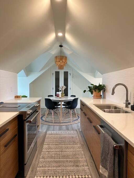 Heritage-Inspired Guesthouse - Luxe Bath & Elegant Ceilings Edmonton Dış mekan fotoğraf