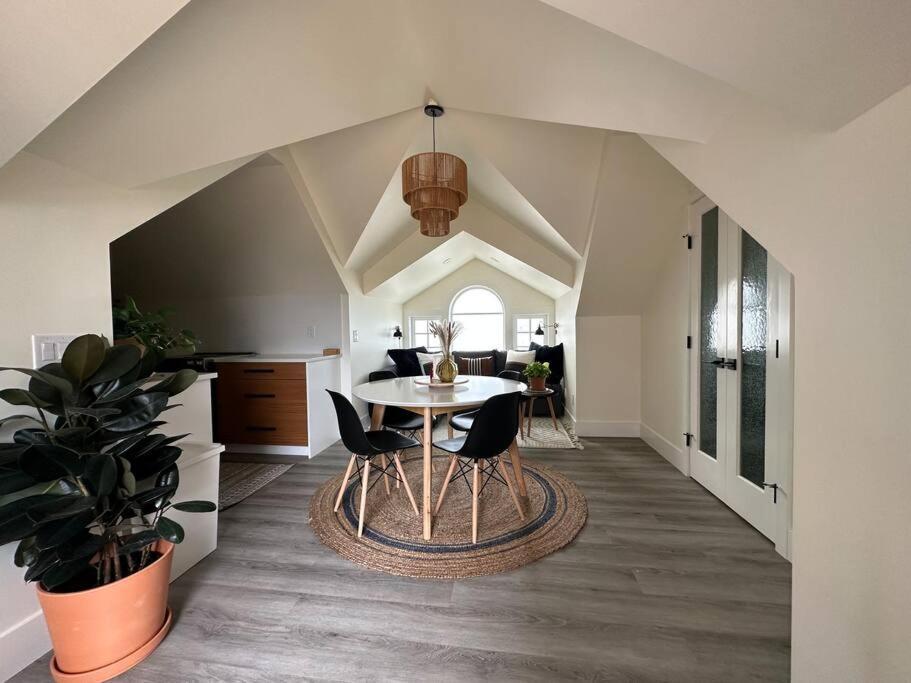 Heritage-Inspired Guesthouse - Luxe Bath & Elegant Ceilings Edmonton Dış mekan fotoğraf