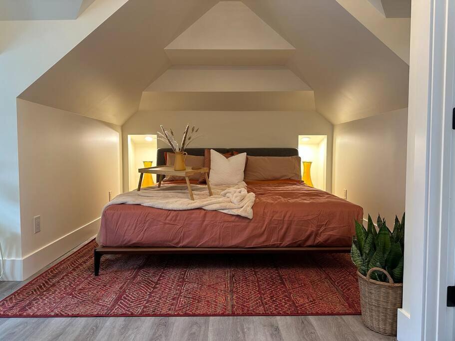 Heritage-Inspired Guesthouse - Luxe Bath & Elegant Ceilings Edmonton Dış mekan fotoğraf