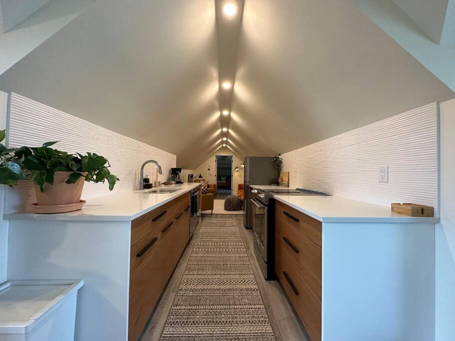 Heritage-Inspired Guesthouse - Luxe Bath & Elegant Ceilings Edmonton Dış mekan fotoğraf