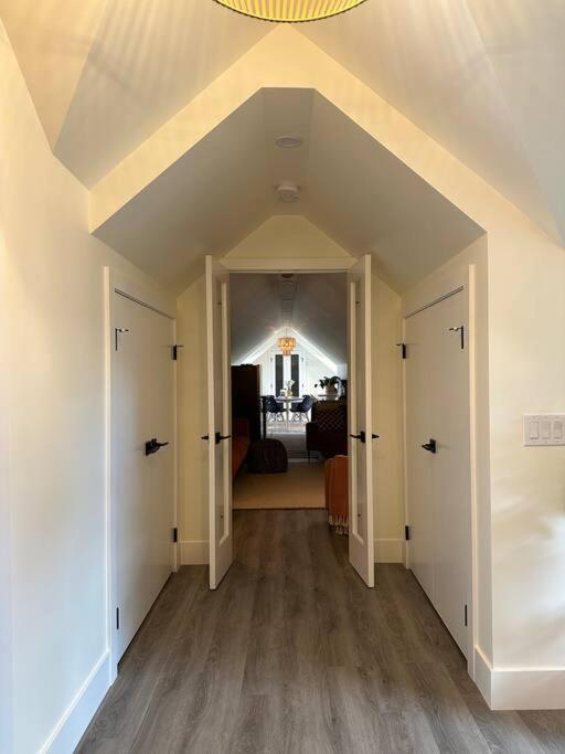 Heritage-Inspired Guesthouse - Luxe Bath & Elegant Ceilings Edmonton Dış mekan fotoğraf
