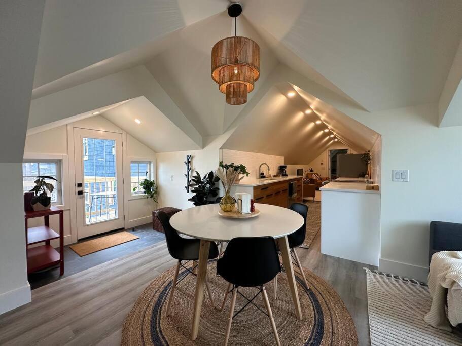 Heritage-Inspired Guesthouse - Luxe Bath & Elegant Ceilings Edmonton Dış mekan fotoğraf