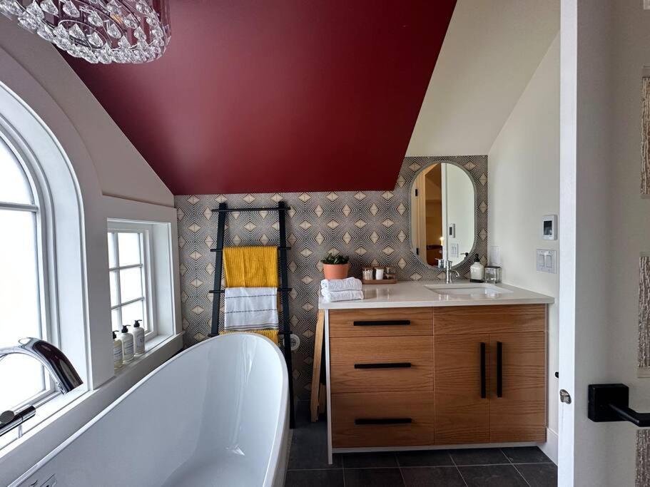 Heritage-Inspired Guesthouse - Luxe Bath & Elegant Ceilings Edmonton Dış mekan fotoğraf