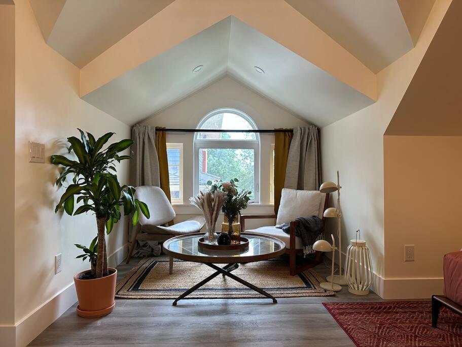 Heritage-Inspired Guesthouse - Luxe Bath & Elegant Ceilings Edmonton Dış mekan fotoğraf